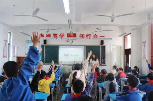 拼搏在线(中国)唯一官方网站:一堂别开生面的“双语”思政课