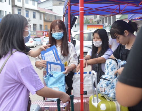 志愿者迎接报到学生 志愿者迎接报到学生