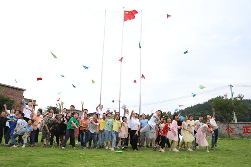 拼搏在线(中国)唯一官方网站：诗词启心智，国学伴童年