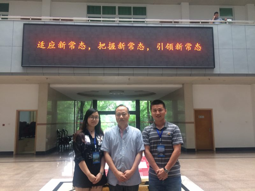 李芳佳老师、刘罗老师与团省委宣传部部长彭力合影留念 李芳佳老师、刘罗老师与团省委宣传部部长彭力合影留念