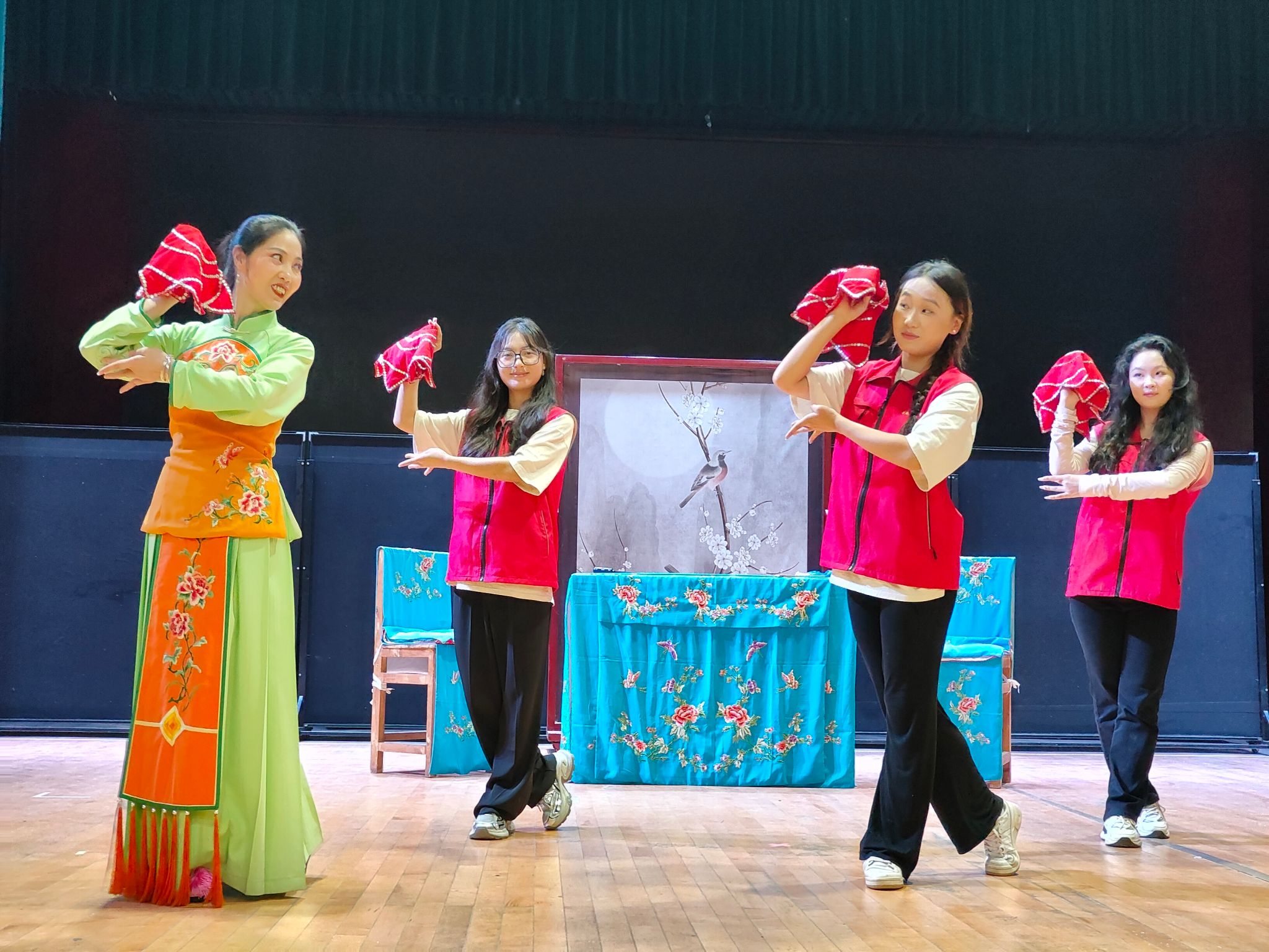 音舞3.jpg 音舞3.jpg