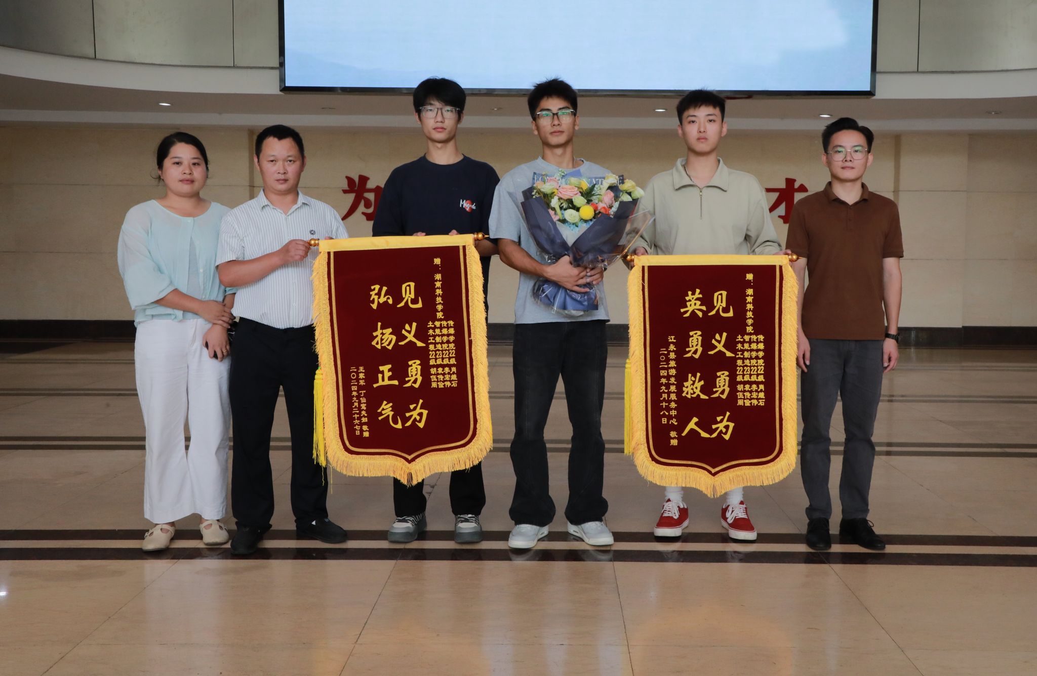 拼搏在线(中国)唯一官方网站大学生勇救溺水者.jpg 拼搏在线(中国)唯一官方网站大学生勇救溺水者.jpg