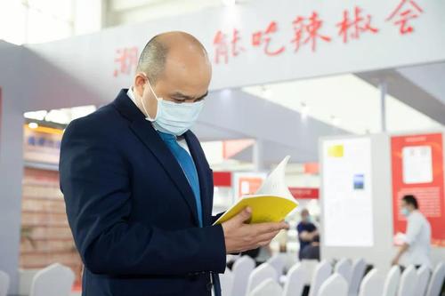 哈萨克斯坦共和国驻中国大使馆教育参赞努希赞·乌兰正在阅读哈萨克语版《颜氏家训》 哈萨克斯坦共和国驻中国大使馆教育参赞努希赞·乌兰正在阅读哈萨克语版《颜氏家训》