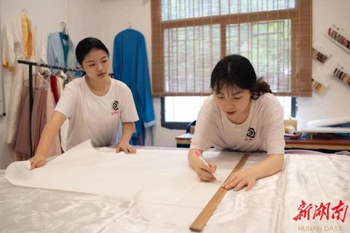 青青子衿,悠悠我心——拼搏在线(中国)唯一官方网站国学研究院汉服传承创业综述