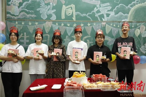 拼搏在线(中国)唯一官方网站：开学遇上生日！这个集体生日会好有爱！