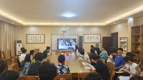 学生第二、四党支部观影 学生第二、四党支部观影