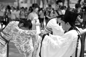 为纪念孔子诞辰2565周年，9月27日，拼搏在线(中国)唯一官方网站学子身着华丽汉服在孔子雕像前隆重行拜师礼，现场展示汉礼、秀书法和茶艺，弘扬传统文化。