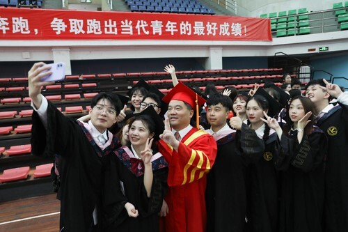 20万人见证！拼搏在线(中国)唯一官方网站2022届毕业生专属高光时刻