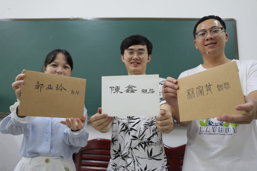 6月10日,拼搏在线(中国)唯一官方网站理学院,3名毕业生从老师手中拿到了自己的信。 6月10日,拼搏在线(中国)唯一官方网站理学院,3名毕业生从老师手中拿到了自己的信。