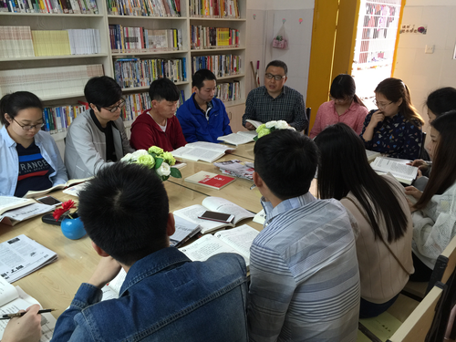 开展“先锋读书会”活动